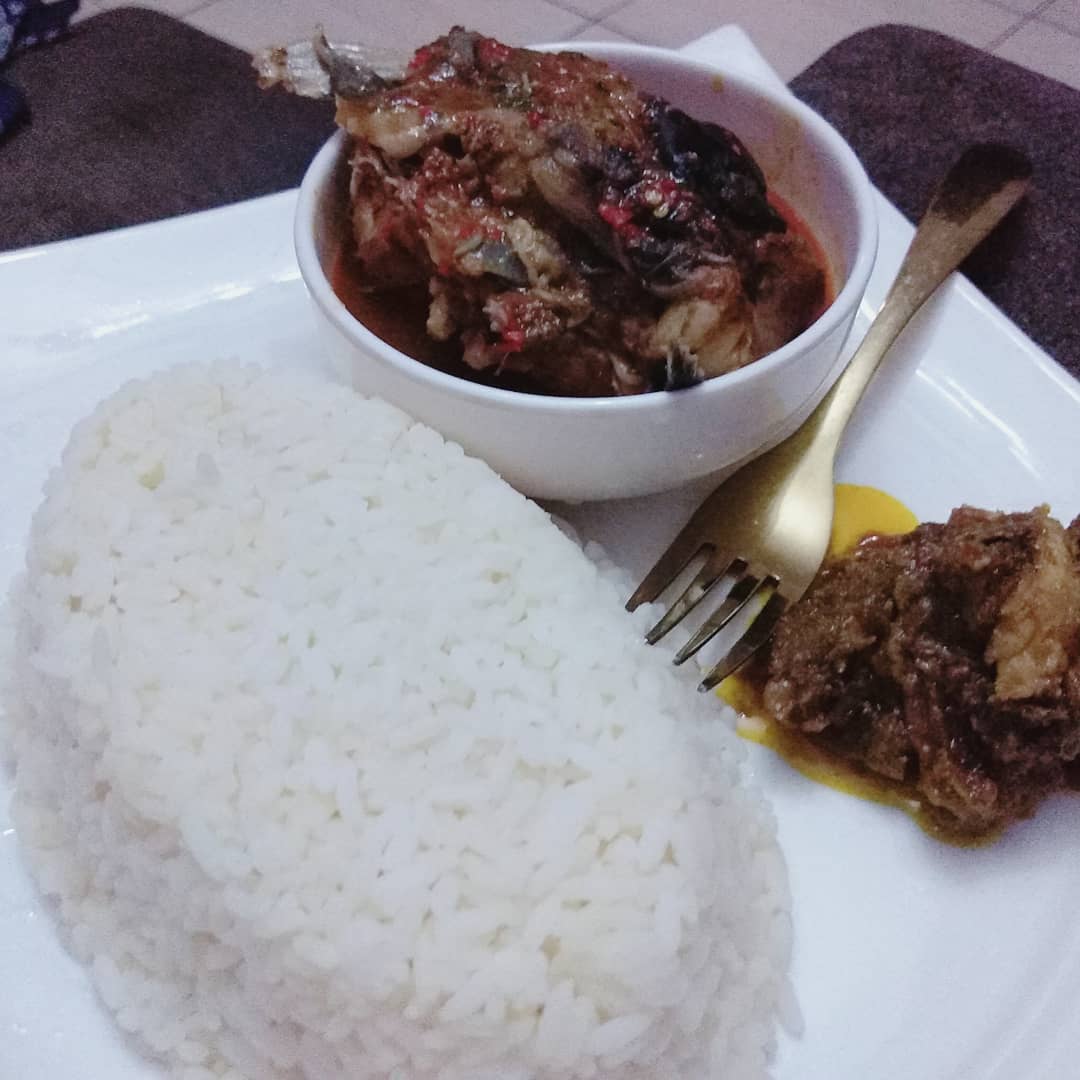 Soupe de riz blanc et poisson au poivre